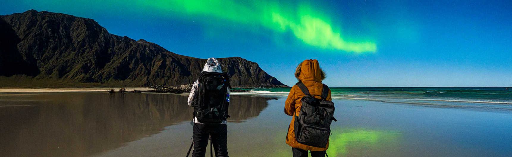 Two people watching the Northen Lights